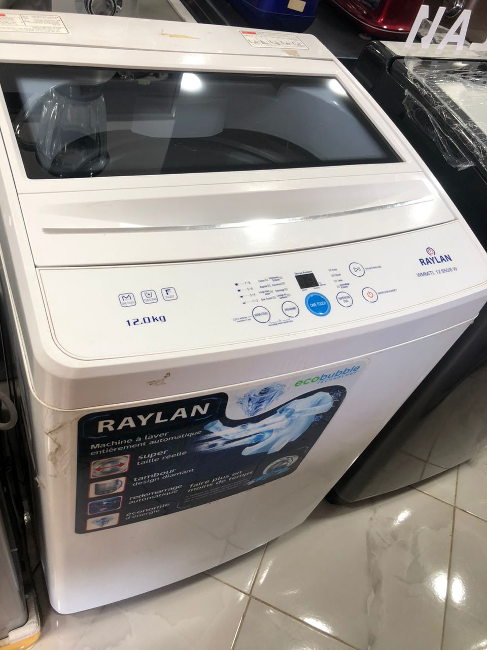 بعض من المنتجات المتوفرة في المخزن