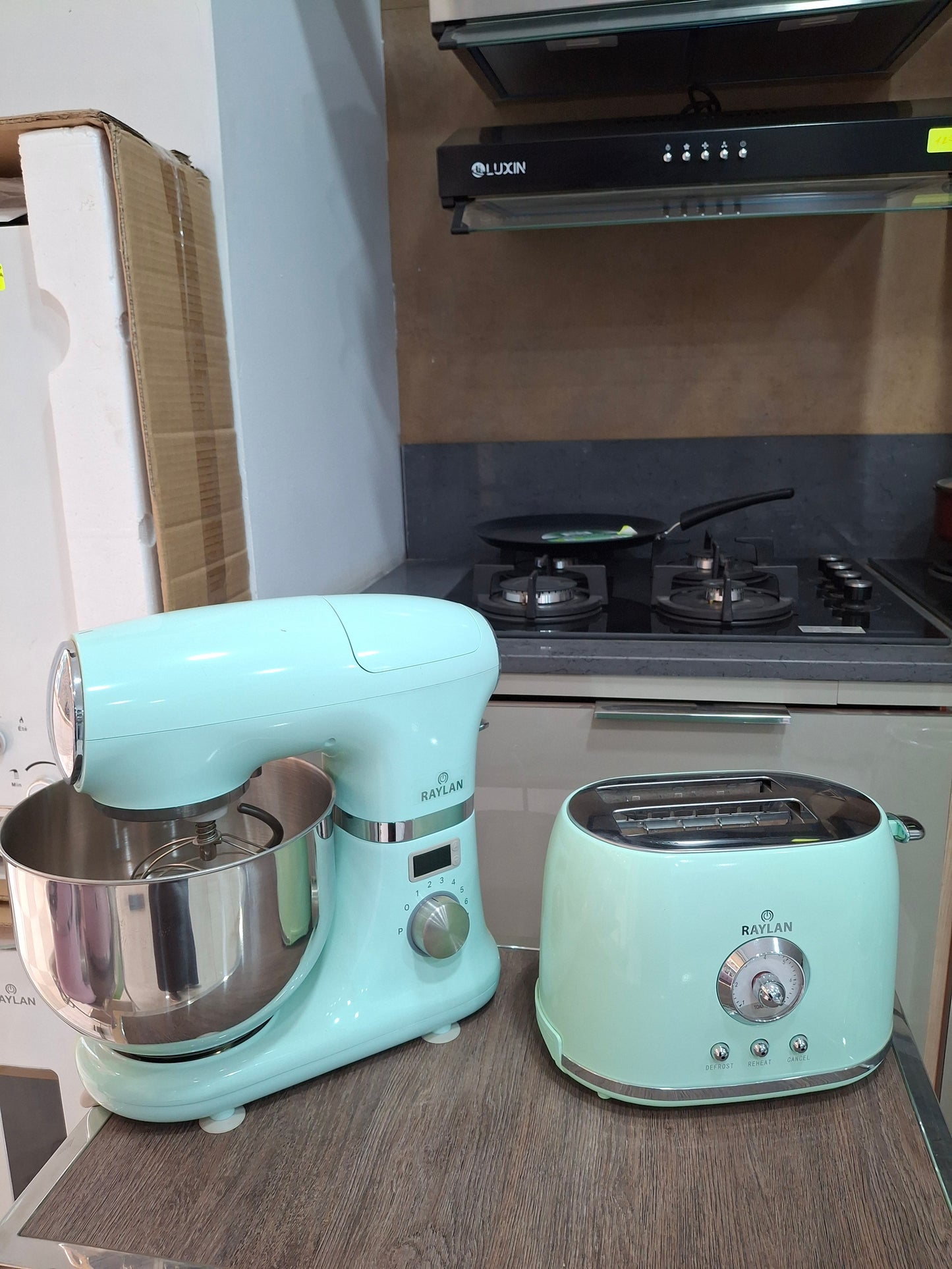 منتجات رايلان الكهربائية – عجانة، حماصة، غلاية، وخلاط يدوي بتصاميم أنيقة وأداء قوي