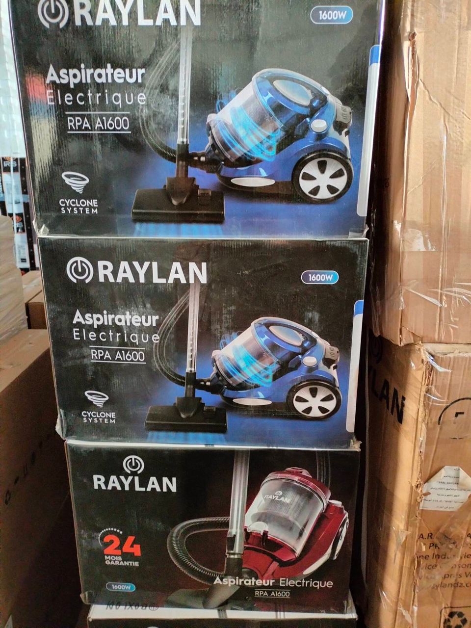 بعض من المنتجات المتوفرة في المخزن