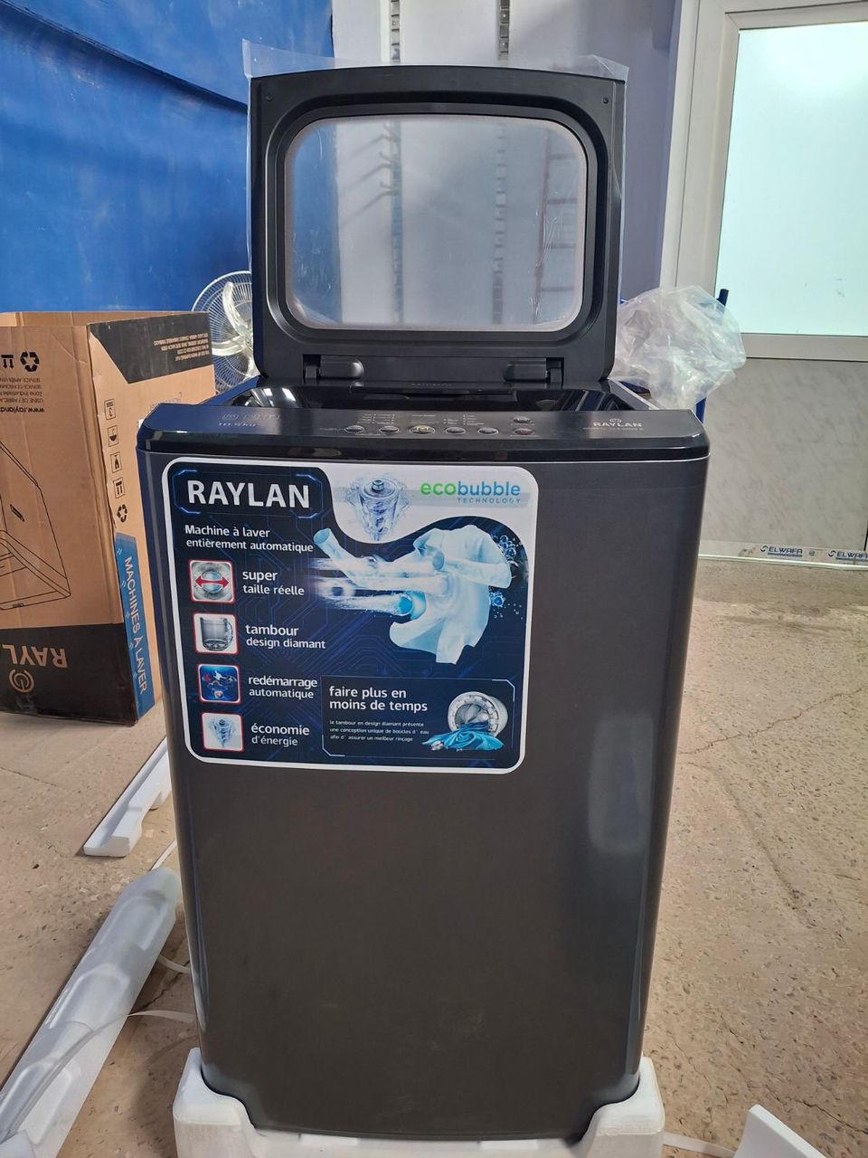 بعض من المنتجات المتوفرة في المخزن