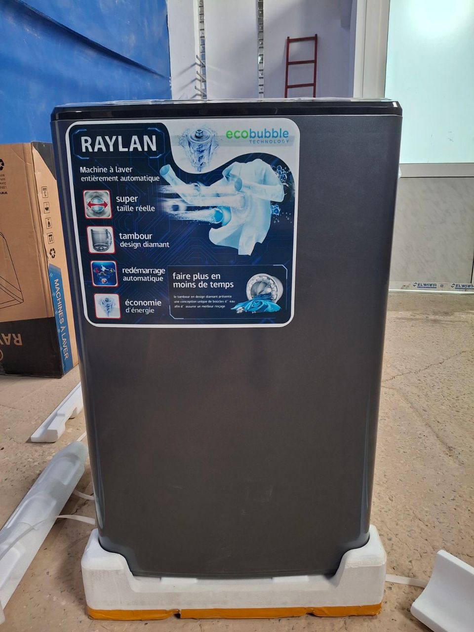 بعض من المنتجات المتوفرة في المخزن